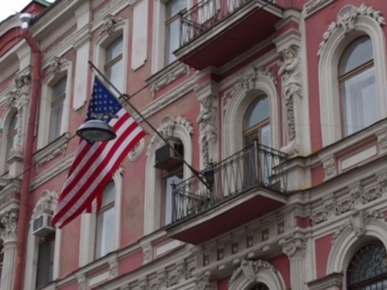 Американское посольство отказало россиянам в визите в США
