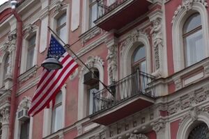 Американское посольство отказало россиянам в визите в США