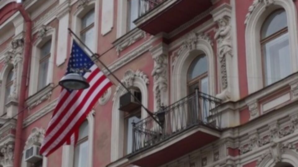 Американское посольство отказало россиянам в визите в США
