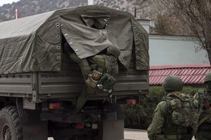 Сотни солдат без опозновательных знаков продолжают блокировать украинские военные части в Крыму