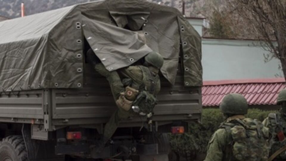 Сотни солдат без опозновательных знаков продолжают блокировать украинские военные части в Крыму
