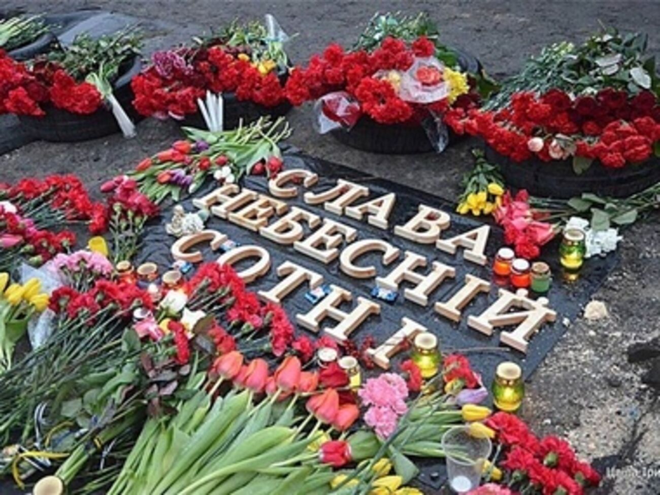 На Майдане началось траурное Вече