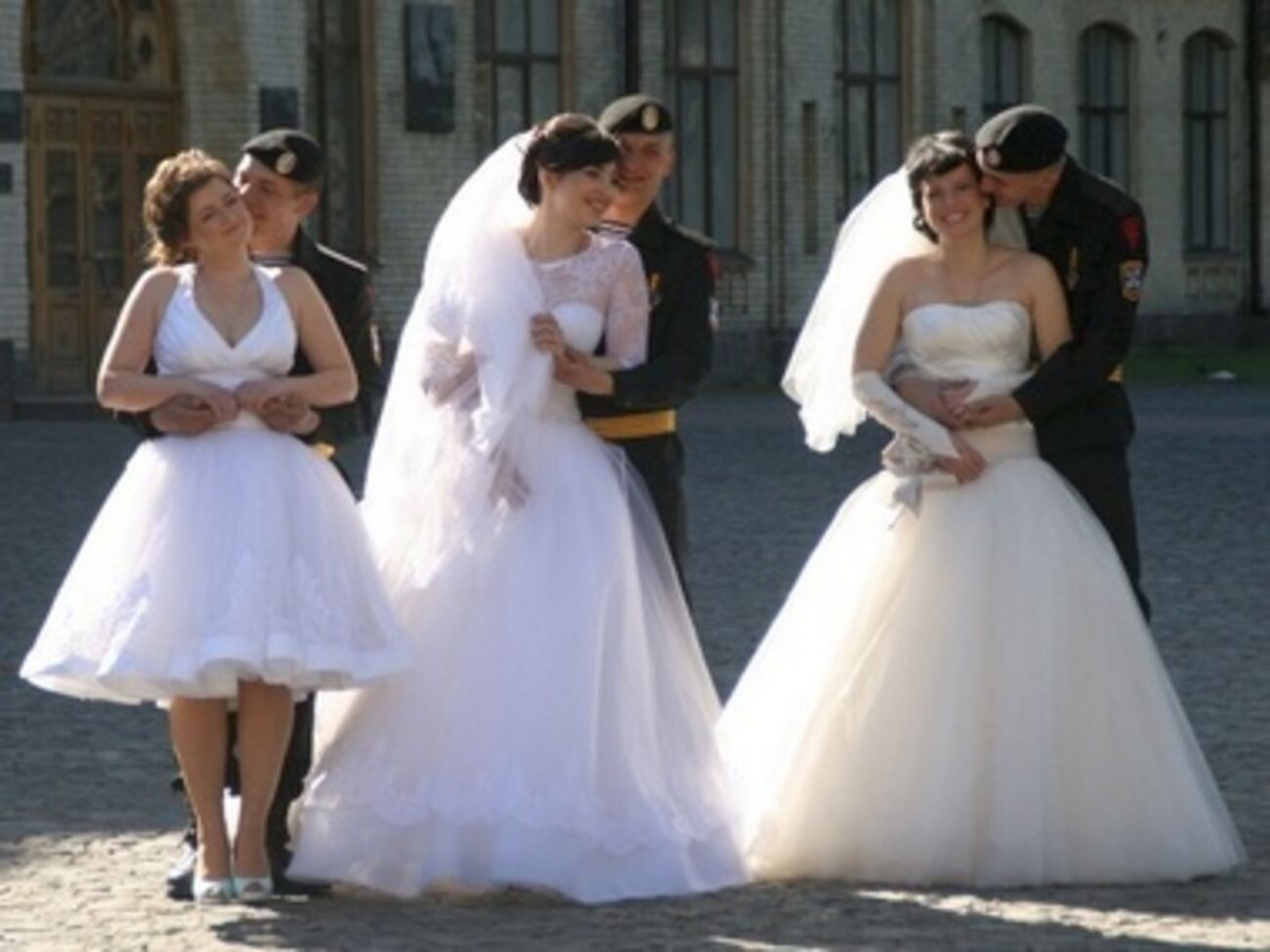 Фоедосийские моряки с невестами