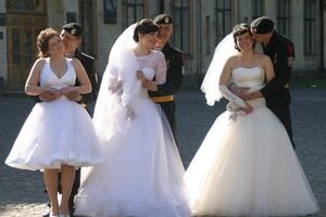 Фоедосийские моряки с невестами