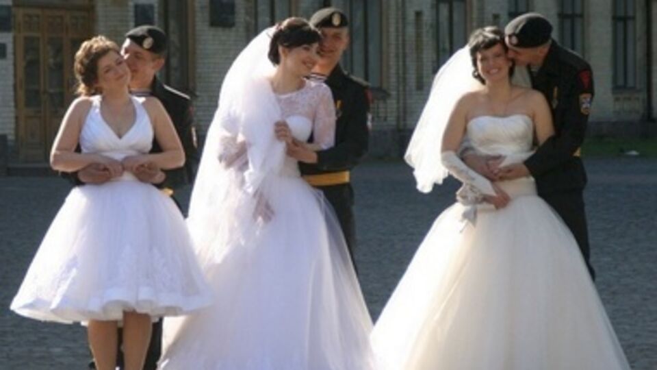 Фоедосийские моряки с невестами