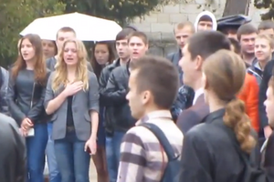 Студенты продолжали петь гимн после выключения фонограммы