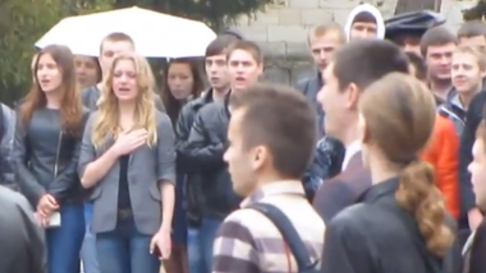Студенты продолжали петь гимн после выключения фонограммы