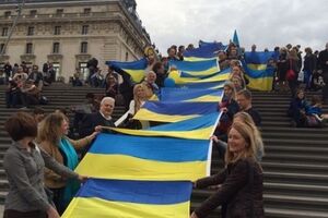 Парижане вспомнили о погибших