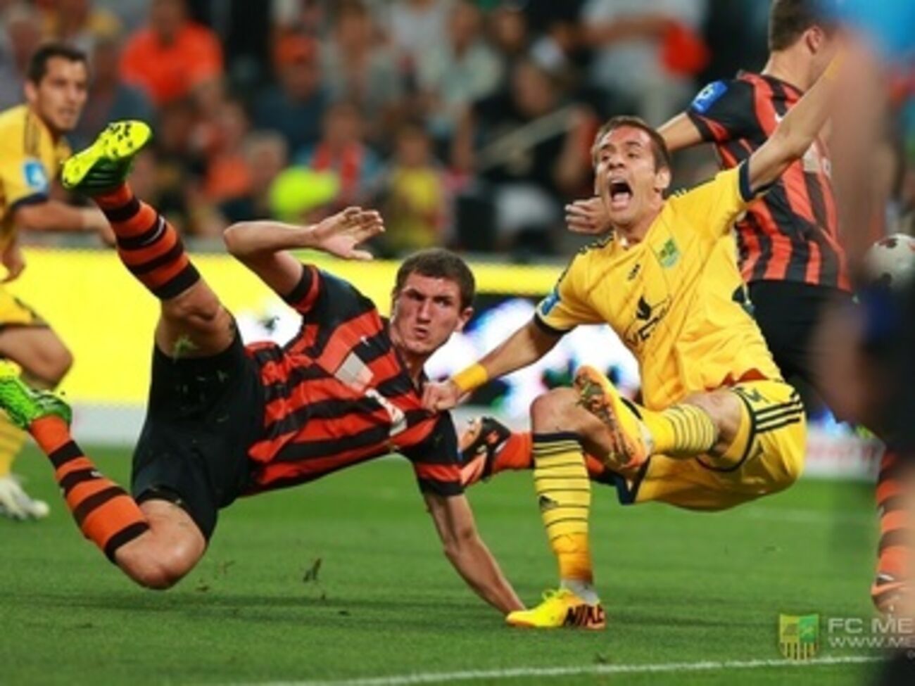 Первое место в турнирной таблице занимает "Шахтёр" (44 очка). Далее идут "Днепр" (41 очко), "Динамо" (39 очков) и "Металлист" (34 очка)