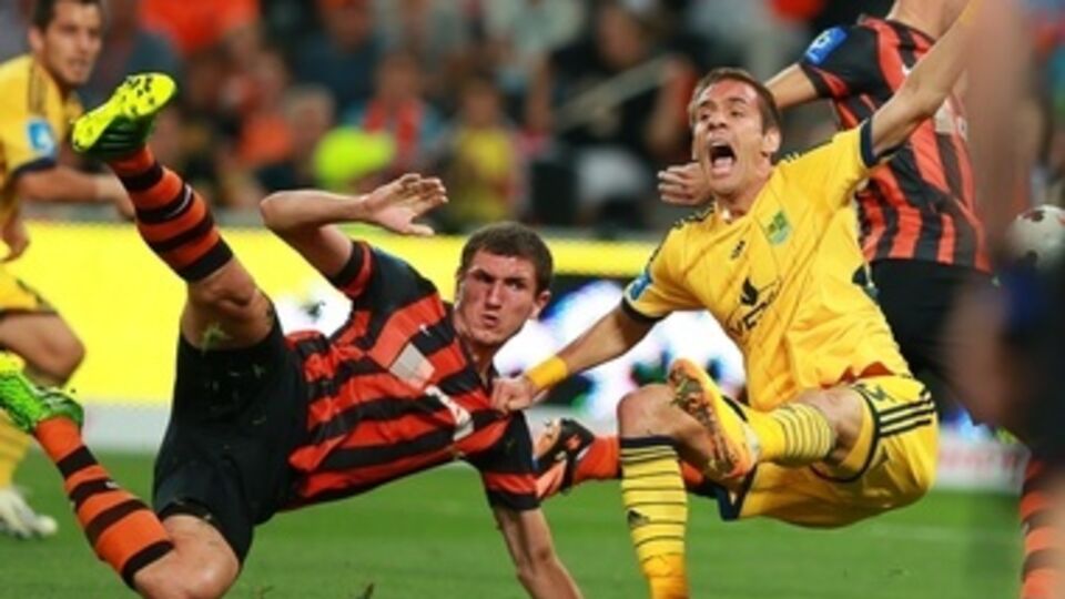 Первое место в турнирной таблице занимает "Шахтёр" (44 очка). Далее идут "Днепр" (41 очко), "Динамо" (39 очков) и "Металлист" (34 очка)