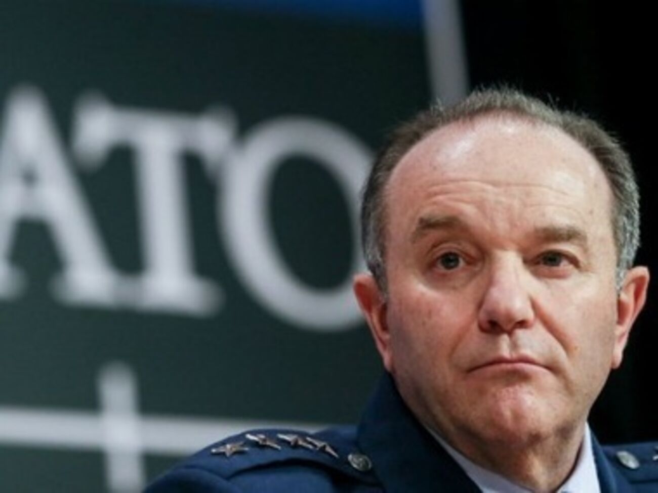 Пентагон срочно отослал генерала НАТО в Европу