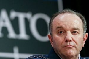 Пентагон срочно отослал генерала НАТО в Европу