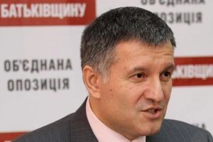 Министр МВД с кортежем проехал по любимому маршруту Януковича, превысив скорость на 70 км/ч