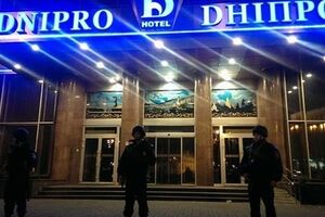 "Правый сектор" в спешке покидает свой штаб в гостинице "Днепр"