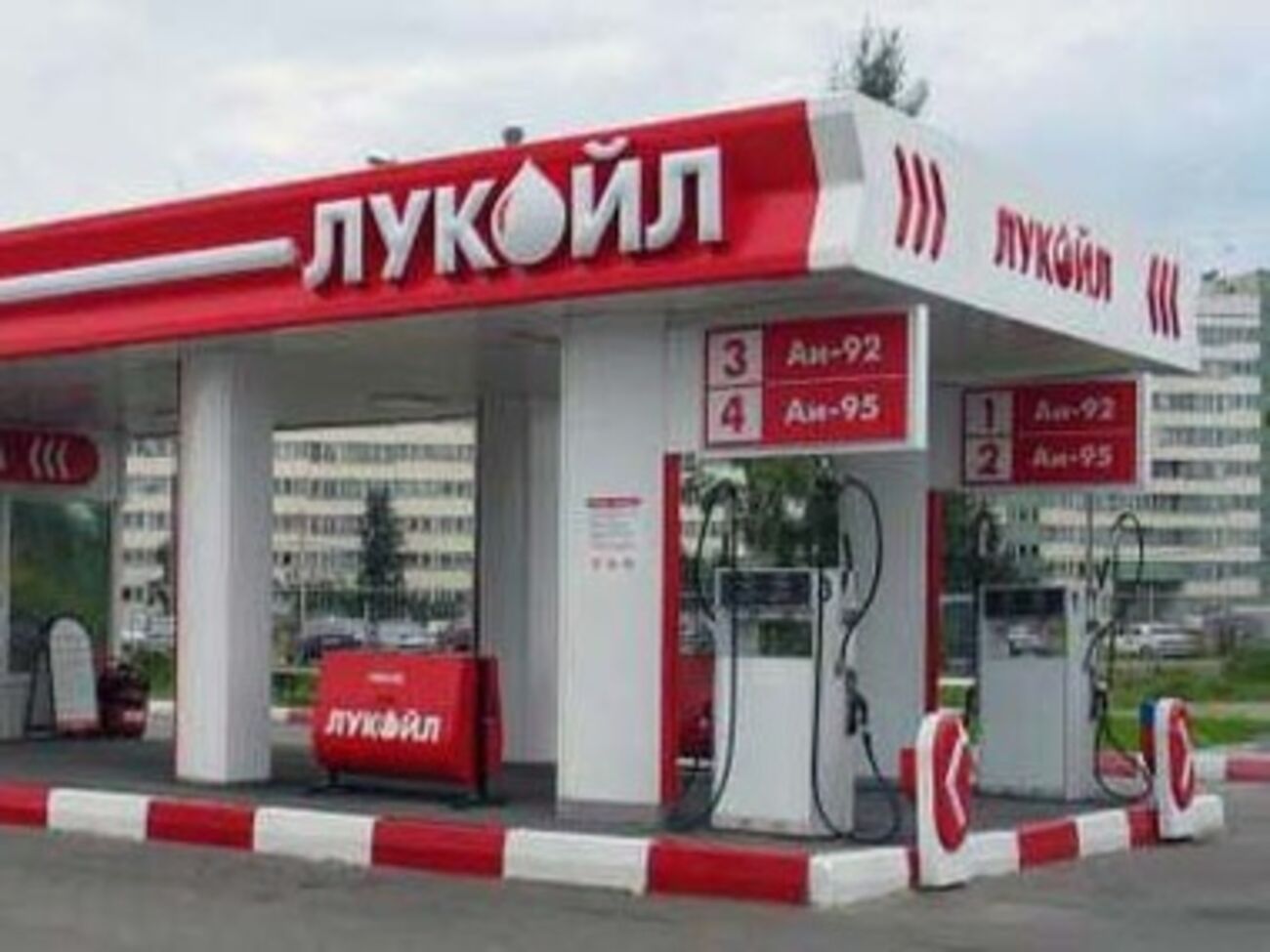 Первыми объектами бойкота станут российские автозаправки "Лукойл" в Польше