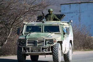 Российский бронированный автомобиль "Тигр" в Крыму. Шойгу утверждает, что его там нет