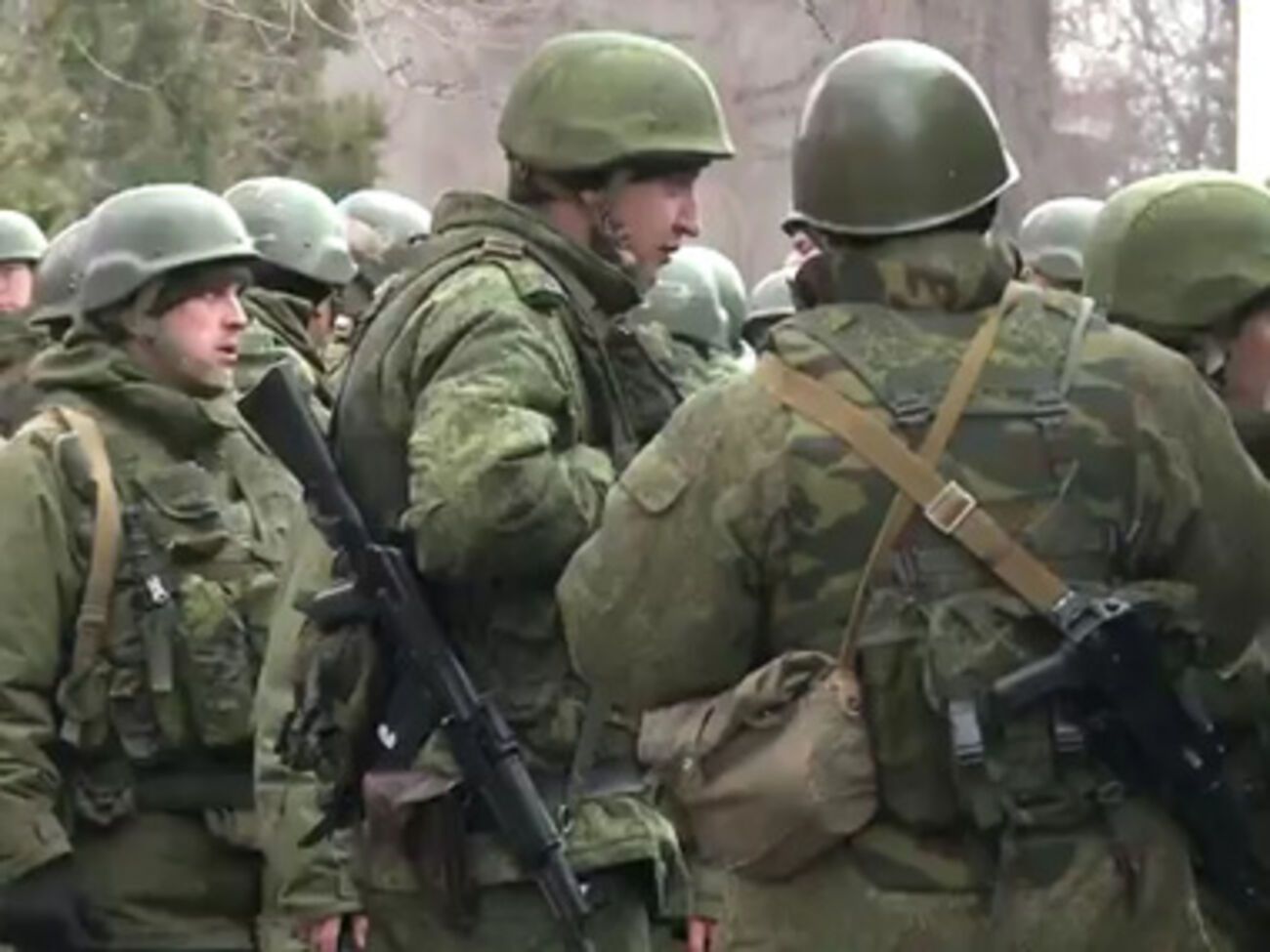 Через пункт "Крым-Кубань" постоянно прибывают российские войска