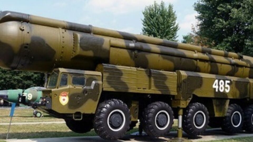 Баллистическая ракета с ядерной боеголовкой "РСД-10 Пионер"