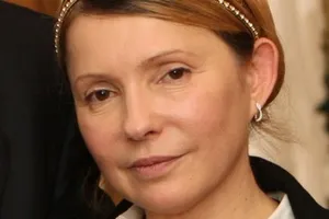 Тимошенко сопровождают несколько охранников, в эконом-классе