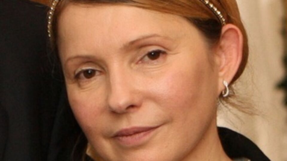 Тимошенко сопровождают несколько охранников, в эконом-классе