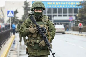 Российские военные, которых по версии Путина нет в Крыму, продолжают захватывать украинские объекты