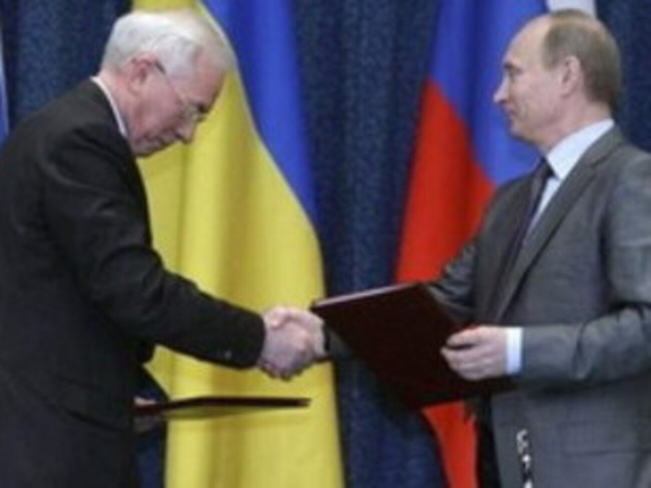 Гривна на межбанковском рынке растет