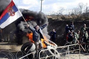 На руинах федеративной Югославии в огне и крови возникли новые государства. Стычки случаются и спустя много лет после войны. 2011 год. Живущие на севере Косова сербы выступают против того, что албанские власти затрудняют им доступ в центральную Серб