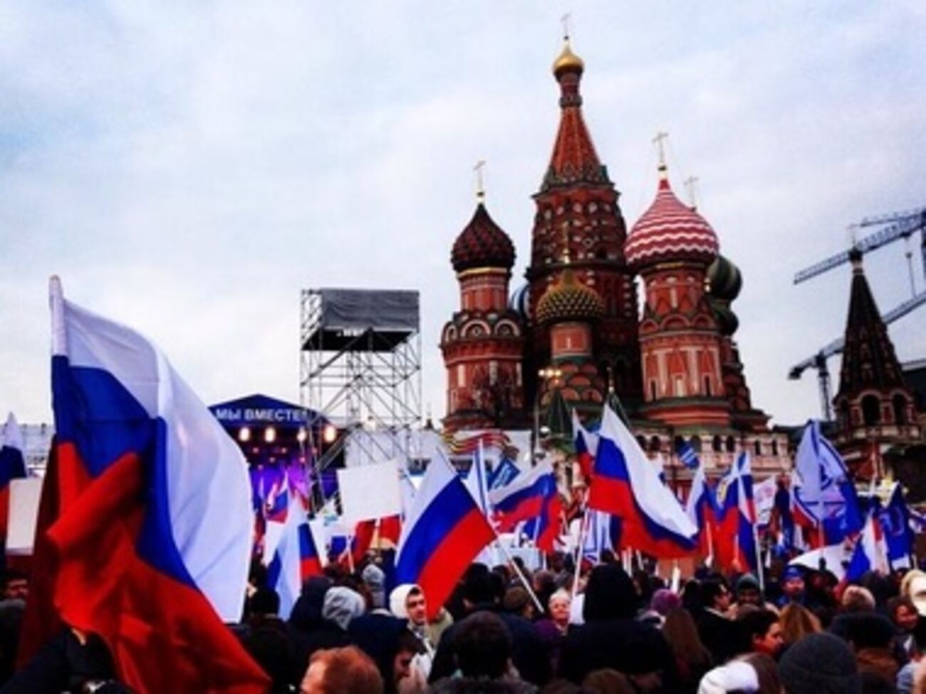 Под стенами Кремля митингуют за Крым