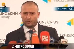 Ярош впервые вышел на публику в костюме и галстуке