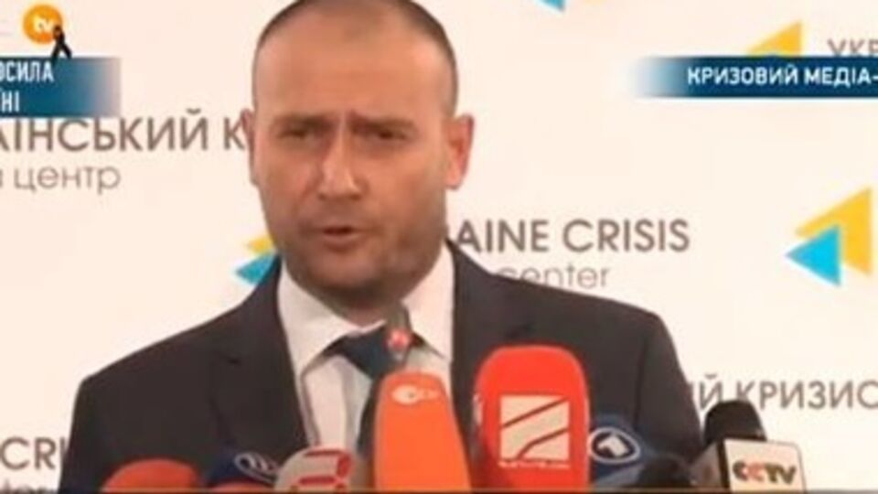 Ярош впервые вышел на публику в костюме и галстуке