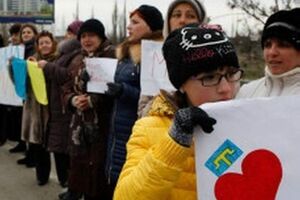 Тысячи крымчанок вышли на акцию за мир