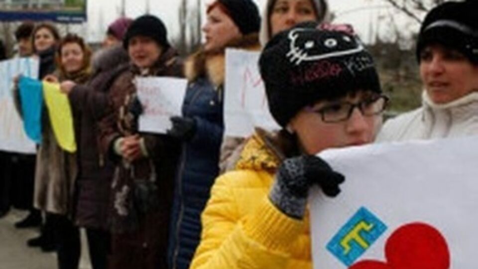 Тысячи крымчанок вышли на акцию за мир