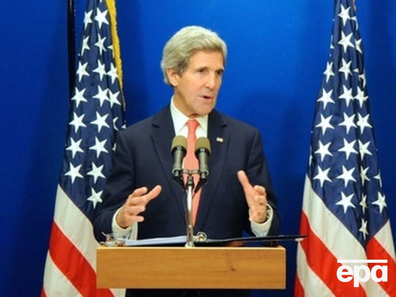 Американцев просят держаться подальше от больших скоплений народа и захваченных зданий