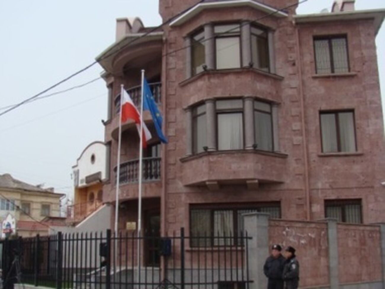 Польша временно приостановила работу своего посольства в Севастополе