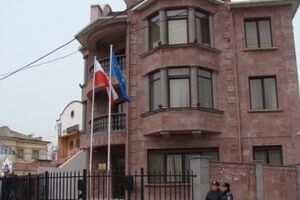 Польша временно приостановила работу своего посольства в Севастополе