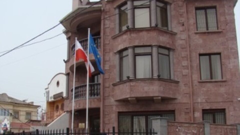 Польша временно приостановила работу своего посольства в Севастополе