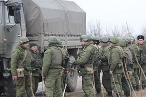 Российские войска продолжают осаду украинских военных объектов в Крыму