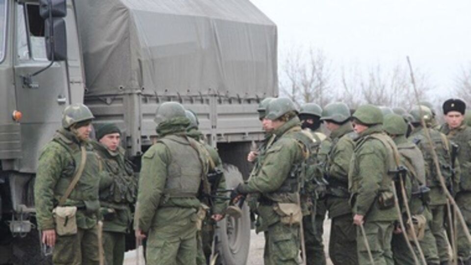 Российские войска продолжают осаду украинских военных объектов в Крыму