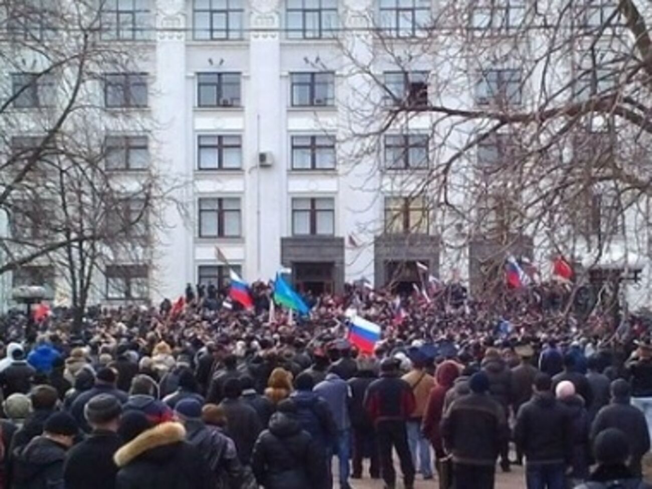 Митингующие спели гимн России