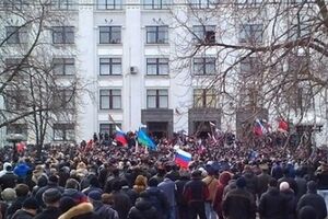 Митингующие спели гимн России