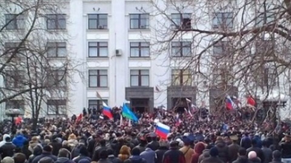 Митингующие спели гимн России