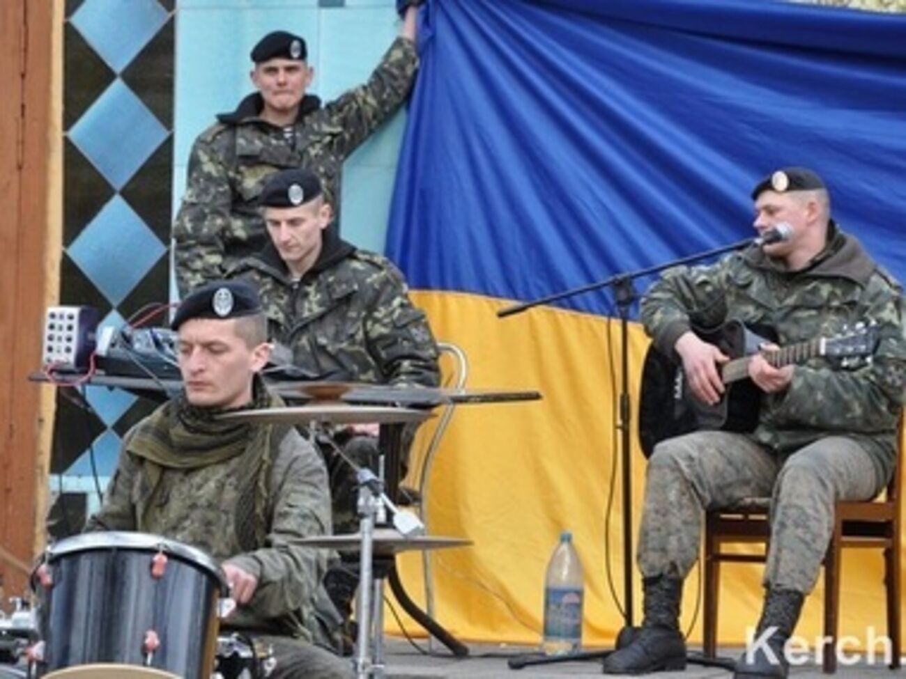 Керченские морские пехотинцы дают концерт для гостей военной части