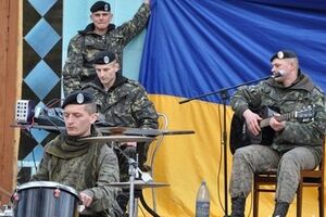 Керченские морские пехотинцы дают концерт для гостей военной части