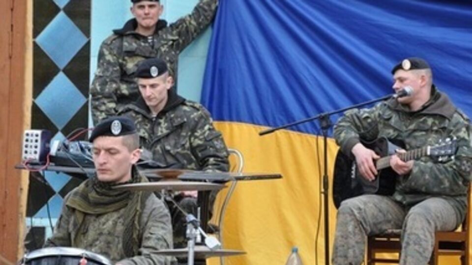 Керченские морские пехотинцы дают концерт для гостей военной части