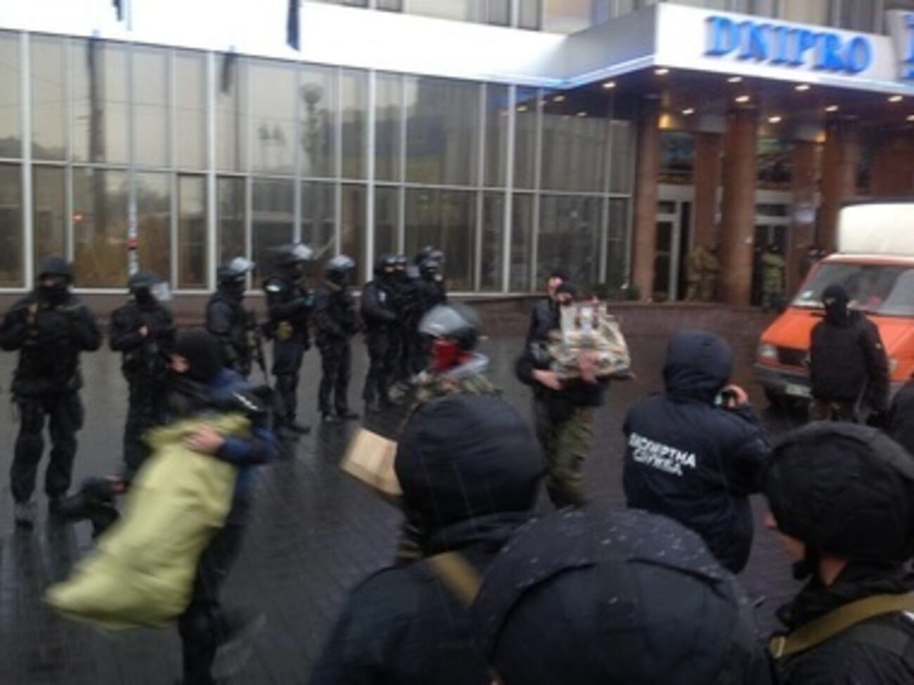 "Правый сектор" покинул отель "Днепр" без оружия и под присмотром милиции