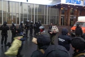 "Правый сектор" покинул отель "Днепр" без оружия и под присмотром милиции