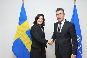 Министр обороны Швеции Карин Энстрем с генсеком НАТО Андерсом Фог Расмуссеном