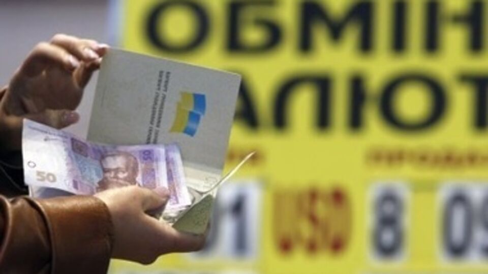 Гривна дешевеет пятый месяц подряд