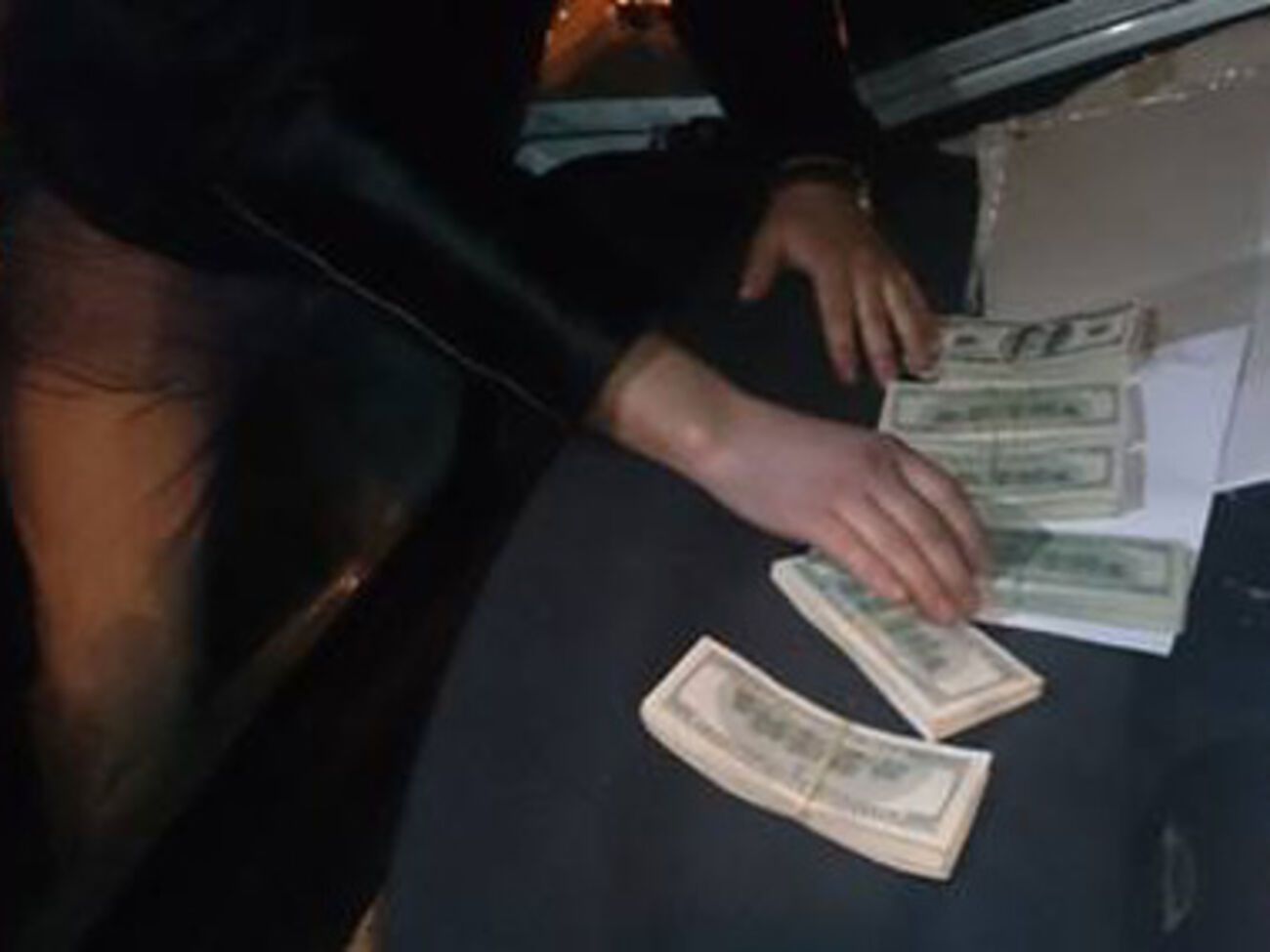 Против взяточника возбуждено уголовное дело&nbsp;по ч.3 ст.368 (получение неправомерного вознаграждения)