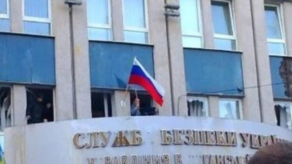 В Администрации президента Украины также утверждаю, что здание захватили боевики, которыми руководят специалисты ГРУ России